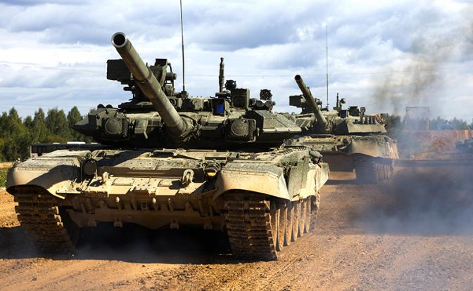 На фото: танки Т-90.