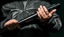 Семья с битой устроила расправу над девушками из-за музыки на челябинском озере