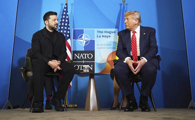 На фото: президент Украины Владимир Зеленский и Президент США Дональд Трамп (слева направо)