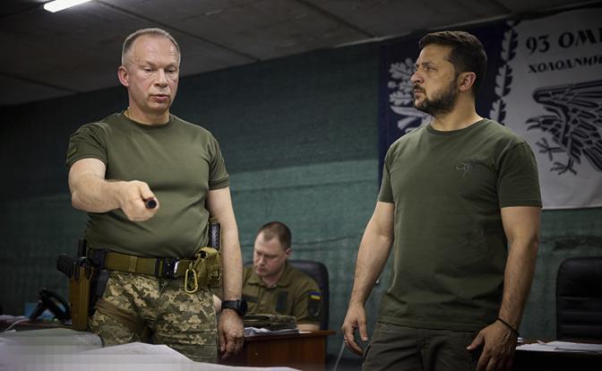 На фото: президент Украины Владимир Зеленский (справа) и главком ВСУ Александр Сырский(слева)