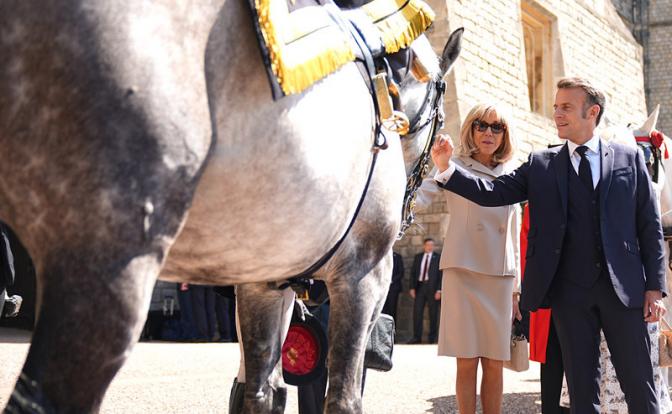 На фото: президент Франции Эммануэль и его жена Брижит.