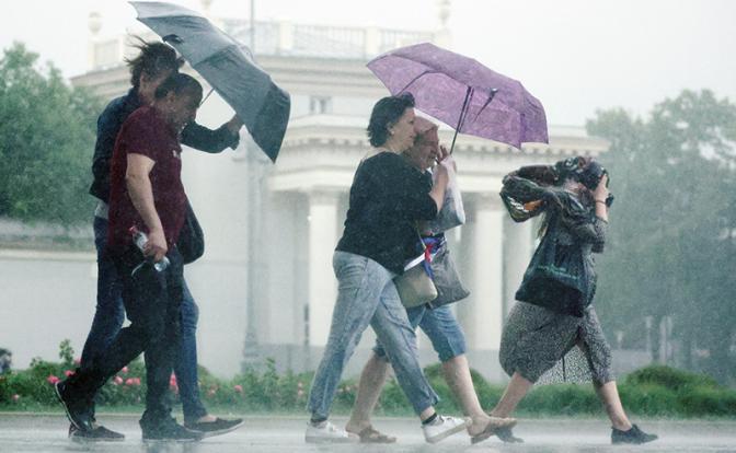МЧС предупредило москвичей о сильном ливне, граде и шквалистом ветре
