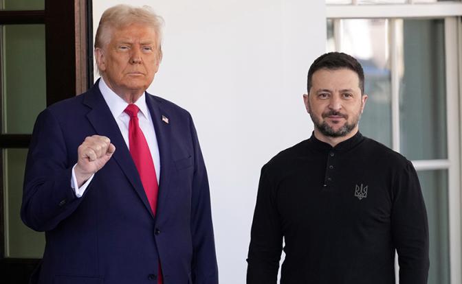 На фото: президент США Дональд Трамп и президент Украины Владимир Зеленский (слева направо)