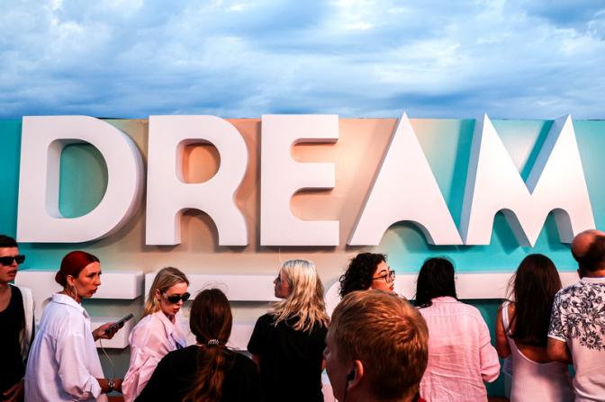 На фото: гости международного музыкального фестиваля Dream Fest 2024 на территории курортного комплекса Sea Breeze Resort на берегу Каспийского моря.