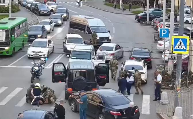На фото: задержание сына главы азербайджанской диаспоры Урала Мутвалы Шыхлински.