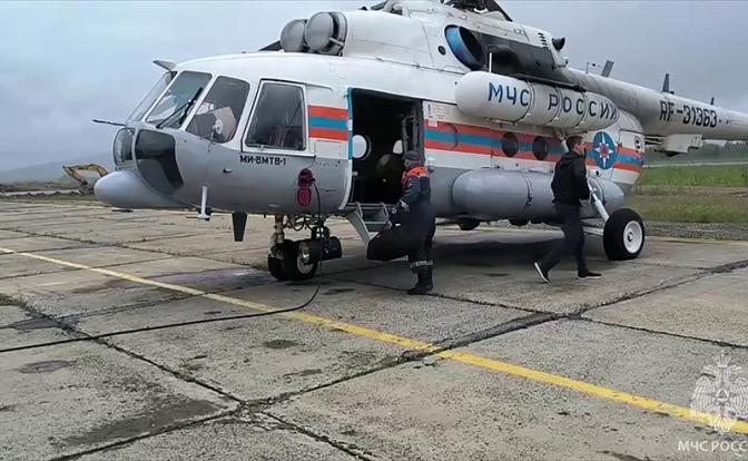 На фото: спасатели МЧС России в поисках вертолета, совершавшего перелет из хабаровского поселка Охотск в Магадан