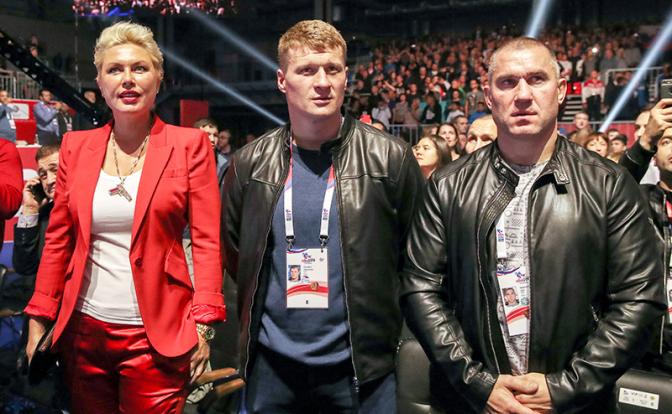 На фото: боксеры Наталья Рогозина, Александр Поветкин и его тренер по силовой подготовке Игорь Нестеров (слева направо) на финальных поединках ХХ Открытого чемпионата мира по боксу.