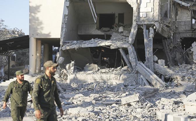 На фото: последствия авиаударов Израильской армии по комплексу зданий сирийского Генштаба в центре Дамаска