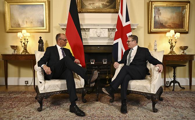 На фото: премьер-министр Великобритании Кир Стармер и канцлер Германии Фридрих Мерц (справа налево)