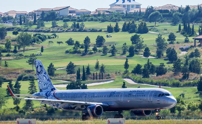 На фото: самолет авиакомпании "Аэрофлот", прибывший в аэропорт Геленджик после открытия воздушного пространства и возобновления полетов.