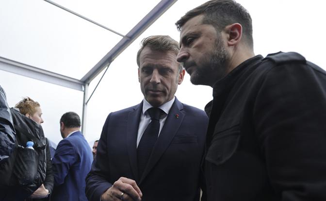 На фото: президент Франции Эмманюэль Макрон и президент Украины Владимир Зеленский (слева направо)