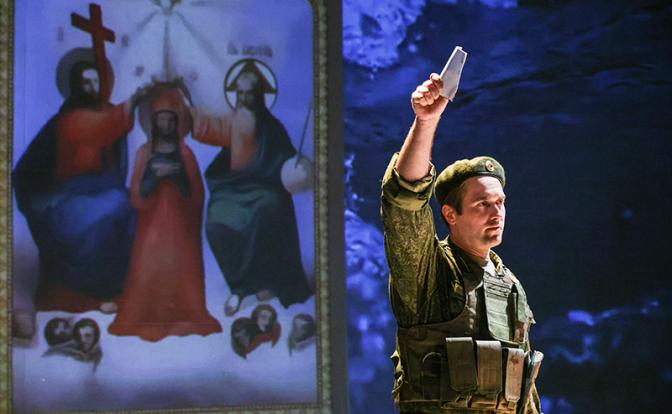 На фото: актер Владимир Андриянов (Он) в спектакле "Неотправленные письма" в постановке режиссера Вячеслава Манучарова на сцене театра им. Моссовета. В основе - одноименный роман Олега Роя о специальной военной операции и событиях на Донбассе