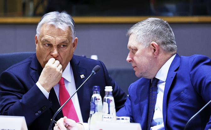 На фото: премьер-министр Словакии Роберт Фицо и премьер-министр Венгрии Виктор Орбан (слева направо)