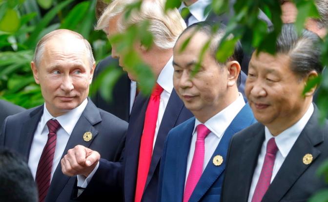 На фото (слева направо): президент России Владимир Путин, президент США Дональд Трамп и председатель КНР Си Цзиньпин (крайний справа).