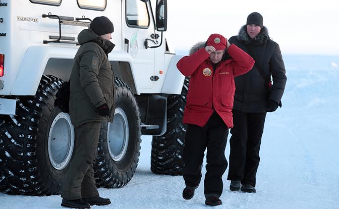 На фото: президент России Владимир Путин (в центре).