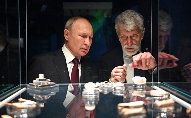 На фото: президент России Владимир Путин и вице-президент РАН, директор Института археологии РАН Николай Макаров (слева направо).