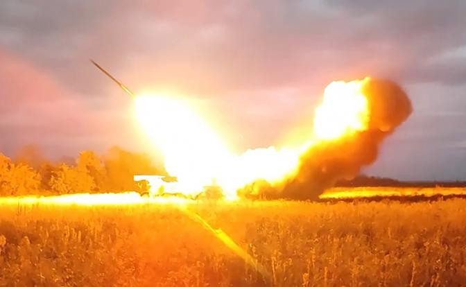 На фото: расчет РСЗО "Ураган" артиллерии группировки войск "Восток" в зоне проведения СВО.