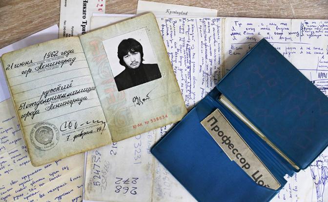 На фото: паспорт, записная книжка и рукопись неизданных песен Виктора Цоя. Паспорт музыканта был обнаружен за холодильником в одной из квартир на улице Рубинштейна, где певец бывал после концертов в Ленинградском рок-клубе.