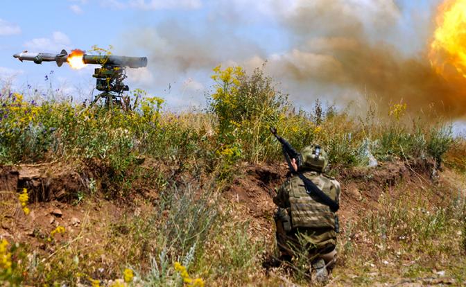 На фото: военнослужащий во время работы расчета ПТРК "Корнет".