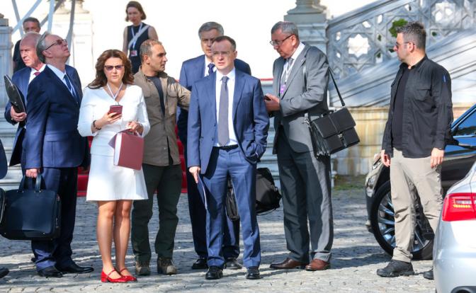 На фото: помощник президента РФ, председатель Российского военно-исторического общества (РВИО) Владимир Мединский (в центре) после российско-украинских переговоров во дворце Чираган, Стамбул.