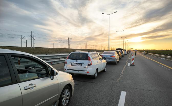 Более 1500 машин скопилось у Крымского моста