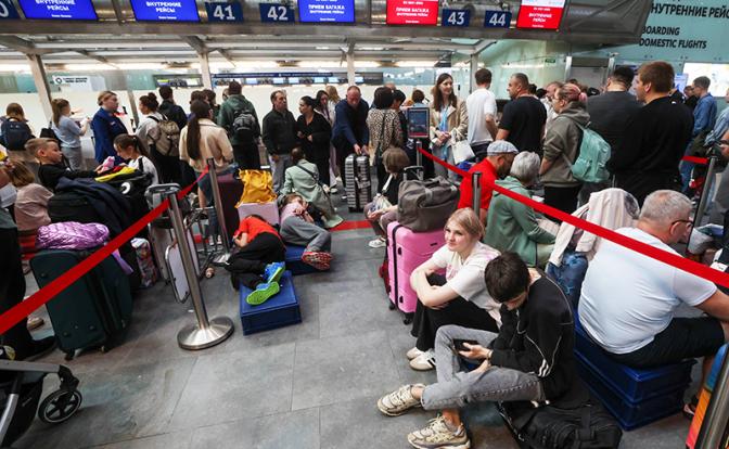 Атаки украинских дронов парализовали аэропорты и железную дорогу: Чего вправе требовать застрявшие пассажиры