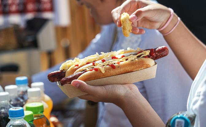 Врач назвала самые опасные продукты в летнюю жару