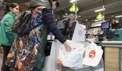 "Пакет нужен!": Как пластиковые "маечки" приносят ритейлерам миллиардные доходы