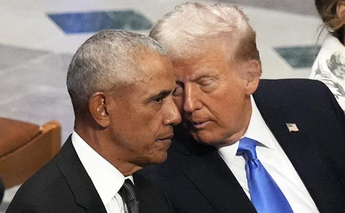 На фото: бывший президент США Барак Обама и действующий президент США Дональд Трамп (слева направо)