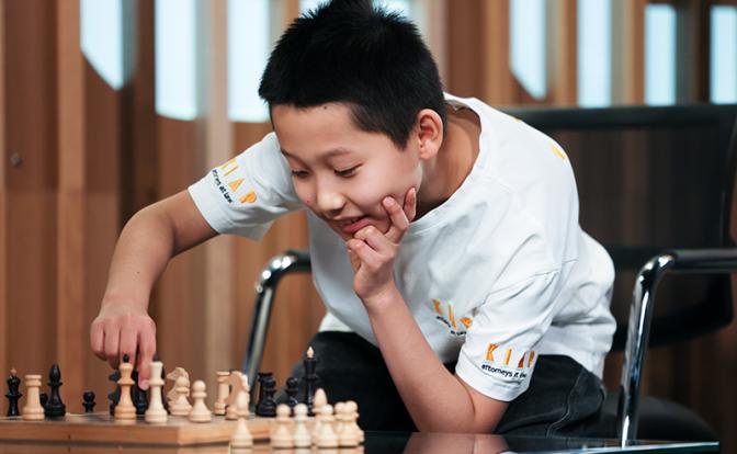 На фото: шахматист Роман Шогджиев