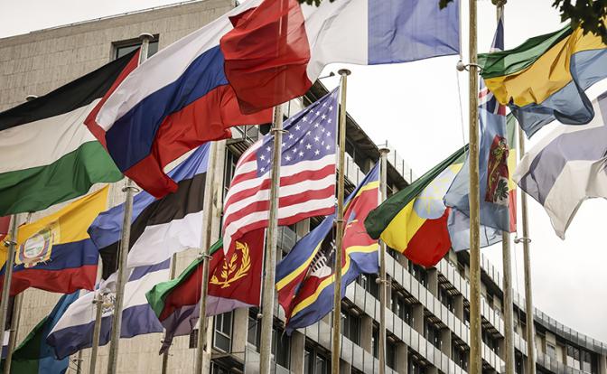 На фото: флаги у здания штаб-квартиры Организации Объединённых Наций по вопросам образования, науки и культуры (ЮНЕСКО).