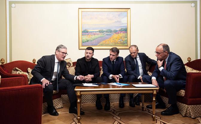 На фото: премьер-министр Великобритании Кир Стармер, президент Украины Владимир Зеленский, президент Франции Эмманюэль Макрон, премьер-министр Польши Дональд Туск, канцлер Германии Фридрих Мерц (слева направо)