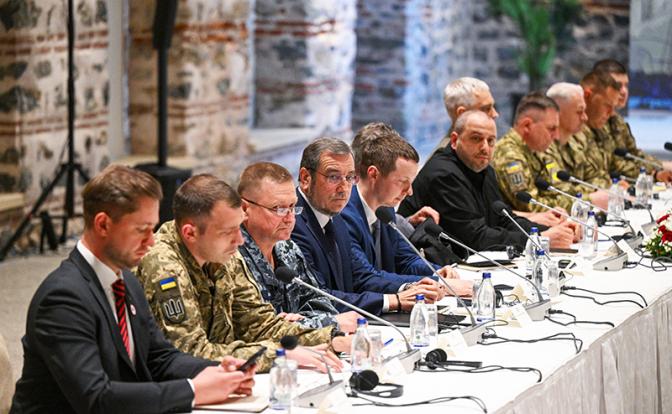 На фото: делегация Украины во время переговоров с делегацией России в рабочем офисе президента Турции Долмабахче