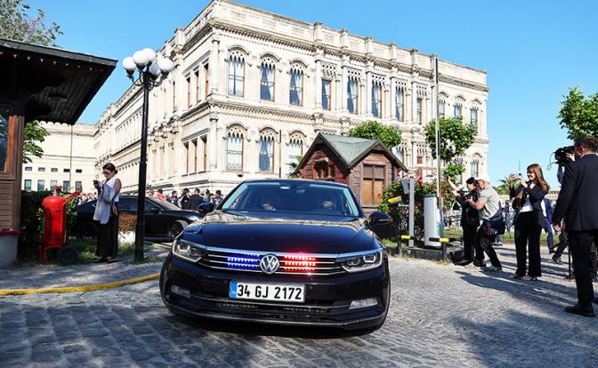 На фото: автомобиль российской делегации у дворца Чираган.