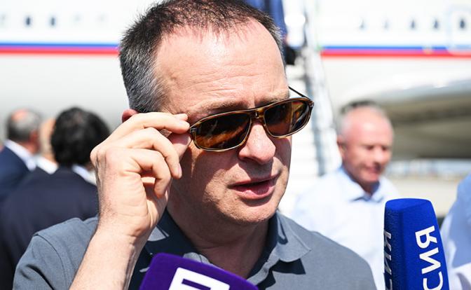 На фото: помощник президента РФ Владимир Мединский в аэропорту перед началом российско-украинских переговоров