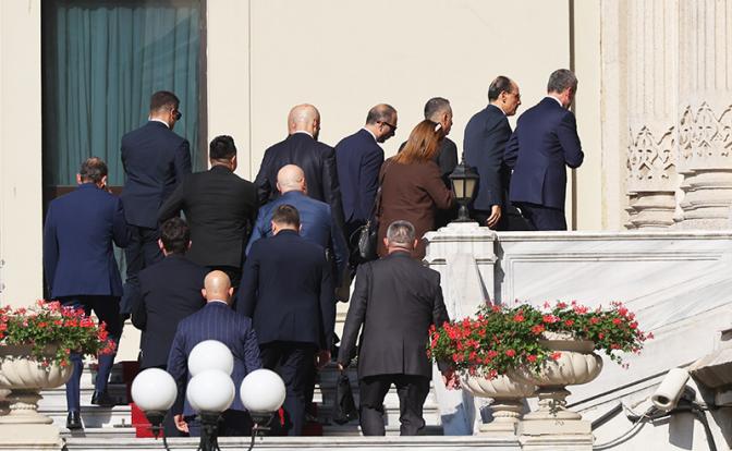 На фото: прибытие турецкой делегации в дворец Чираган, где 23 июля вечером может пройти третий раунд прямых российско-украинских переговоров