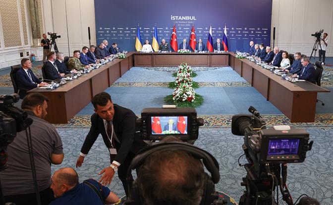 На фото: прямые российско-украинские переговоры во дворце Чираган