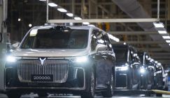 Кризис на авторынке: Продажи простых иномарок падают, а «Роллс-Ройсов» – растут