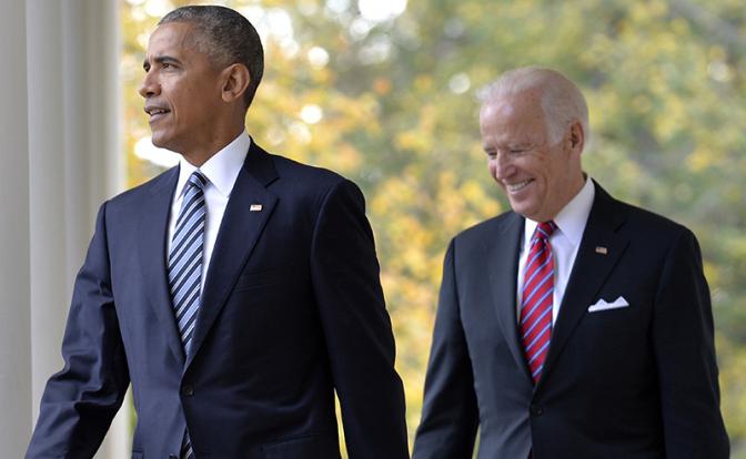 На фото: бывшие президенты США Барак Обама (слева) и Джо Байден