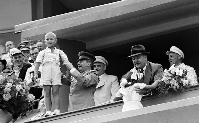 На фото: председатель Совета министров СССР Иосиф Виссарионович Сталин во время Всесоюзного парада