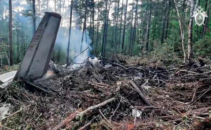 На фото: обломки пассажирского самолета Ан-24РВ российской авиакомпании "Ангара", следовавшего по маршруту Хабаровск - Благовещенск - Тында.