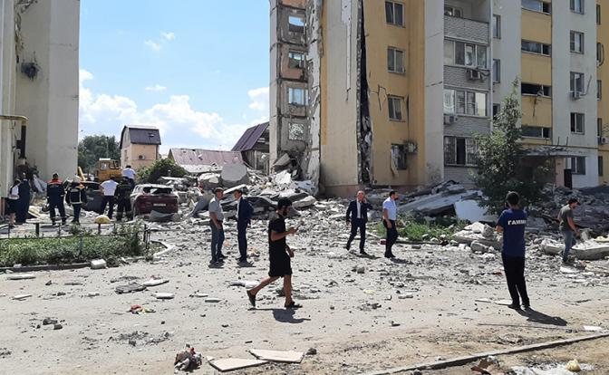 На фото: жилой 10-этажный многоквартирный дом, поврежденный в результате взрыва