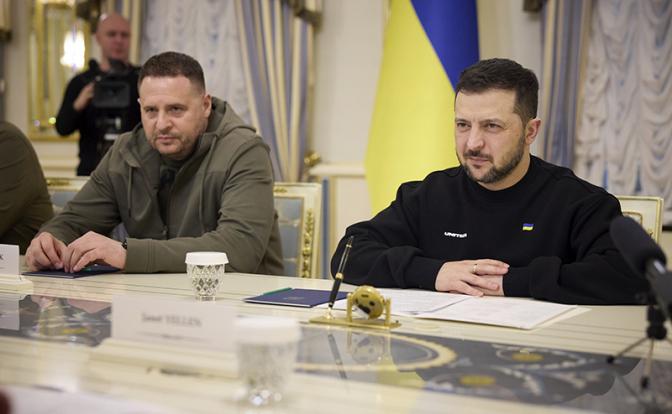 На фото: президент Украины Владимир Зеленский и глава офиса президента Андрей Ермак (справа налево)