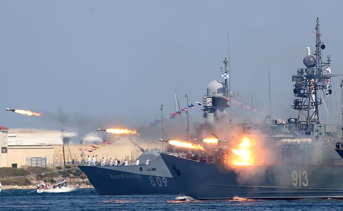 Сила флота - не в парадах! День ВМФ России вовсе не смыло, а лишь освежило бодрящим «Июльским штормом»