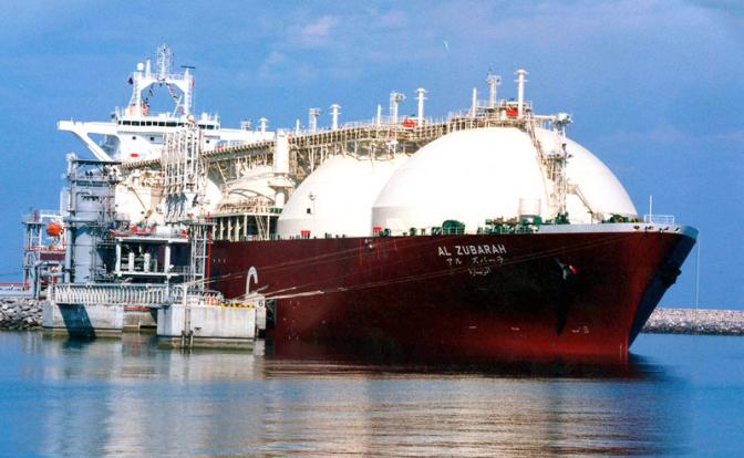 На фото: танкер-газовоз в порту Рас-Лаффана, Катар.