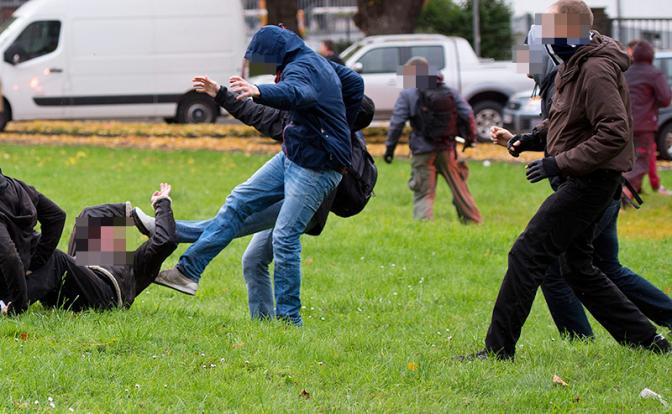 Банда подростков жестоко избила екатеринбуржца, требуя деньги и сигареты