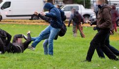 Банда подростков жестоко избила екатеринбуржца, требуя деньги и сигареты