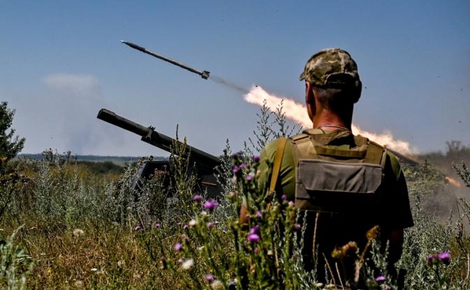 На фото: украинский военный у мобильной реактивной системы залпового огня «Партизан».