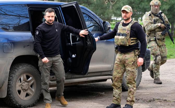 На фото: президент Украины Владимир Зеленский (слева) во время прибытия в город в ходе совместного визита в Запорожскую область.