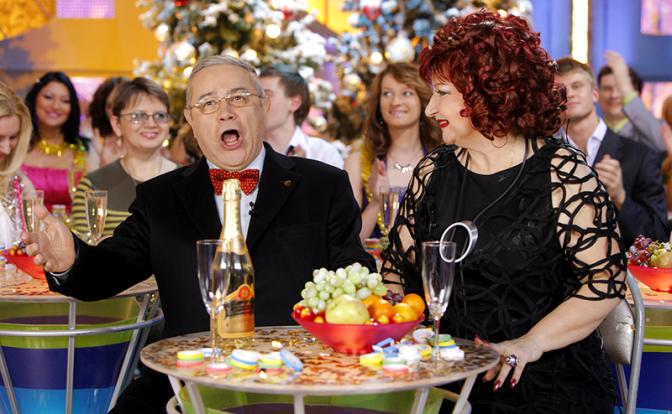 На фото: артист Евгений Петросян с супругой Еленой Степаненко во время съемок новогодней передачи «Голубой огонек» на телеканале «Россия», 2009 год.